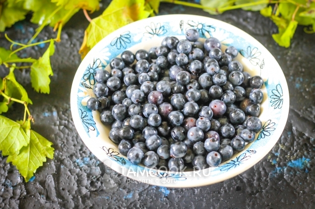 Снять виноград с кистей