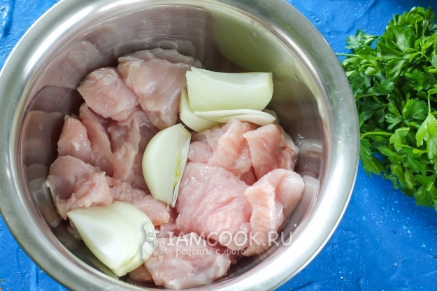 Порезать мясо и лук