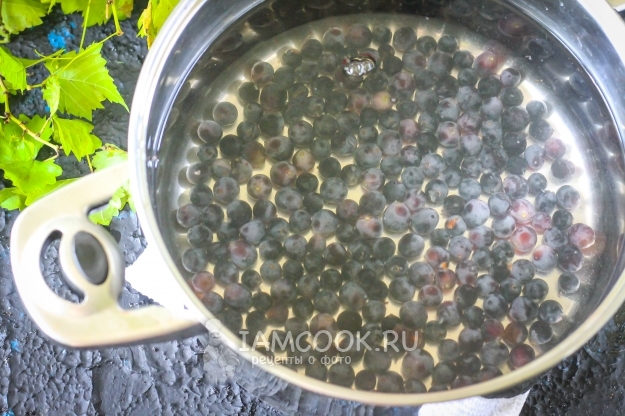 Добавить виноград и воду