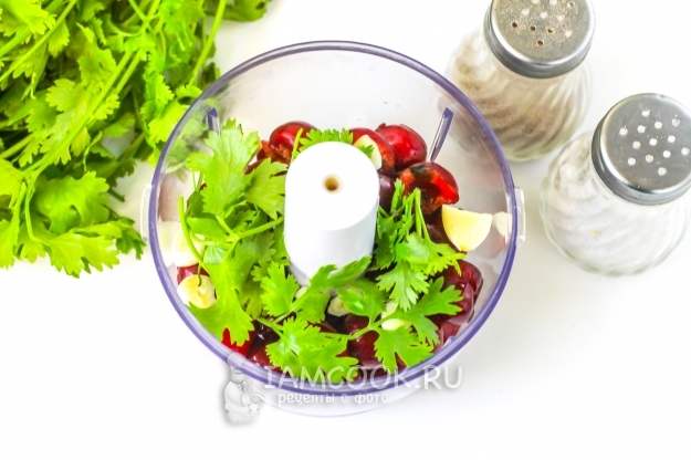 Положить кинзу