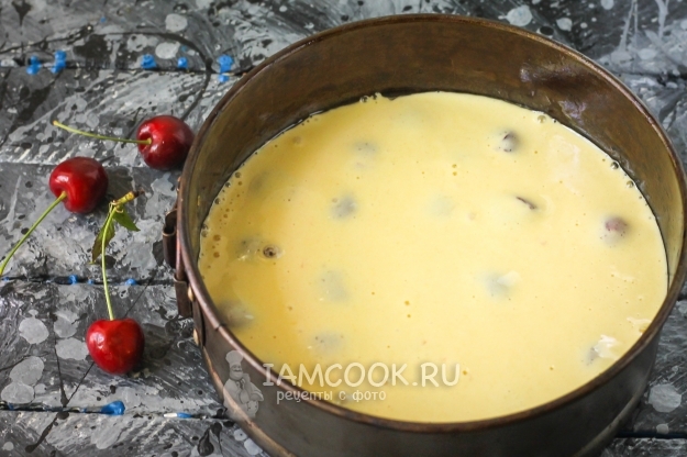 Залить ягоды тестом