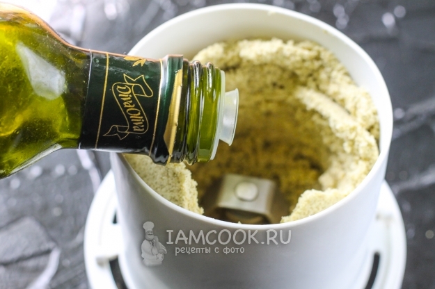 Влить масло