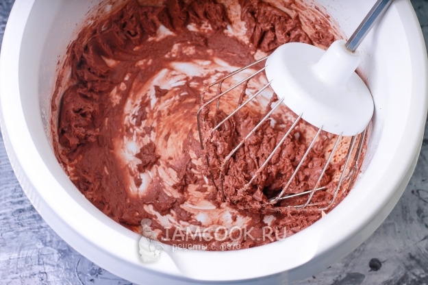 Взбить шоколадную массу