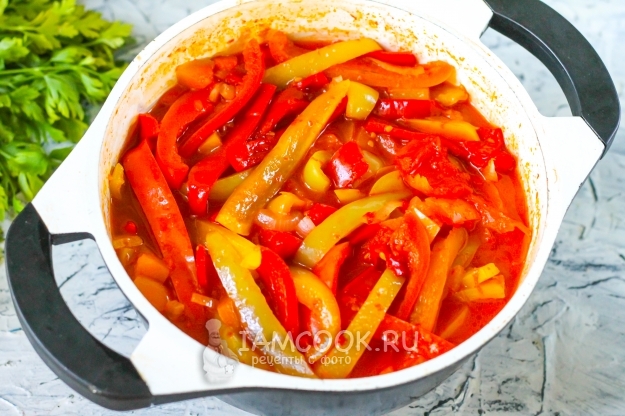 Влить масло и уксус