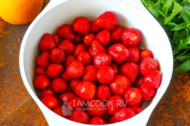 Положить клубнику в кастрюлю