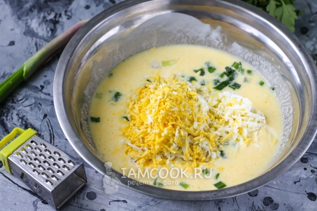 Добавить тертые яйца