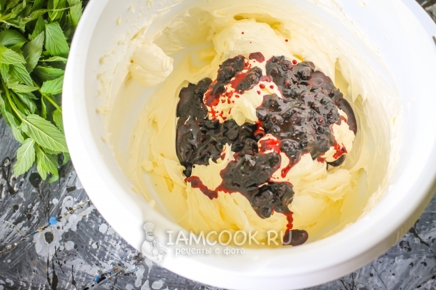 Положить черничное пюре в масло