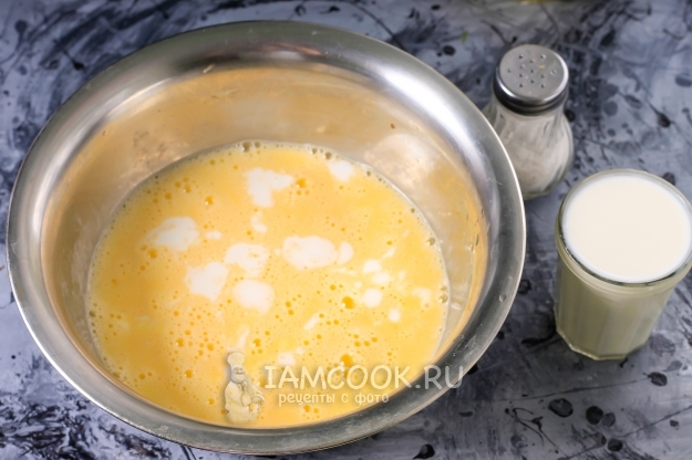 Влить воду и молоко