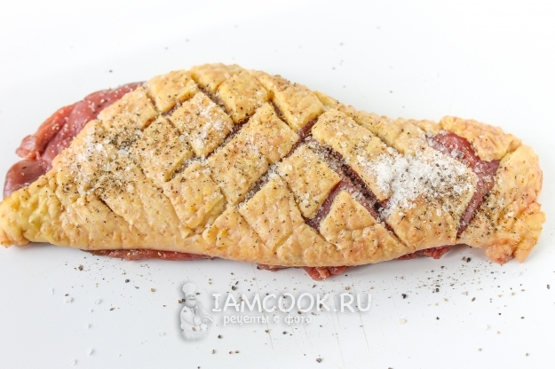 Посыпать солью и перцем