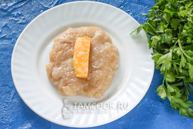 Положить на фарш сыр