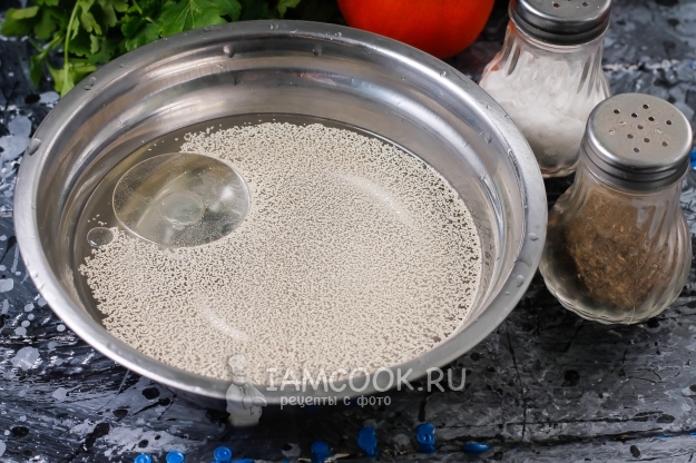 Добавить дрожжи и масло