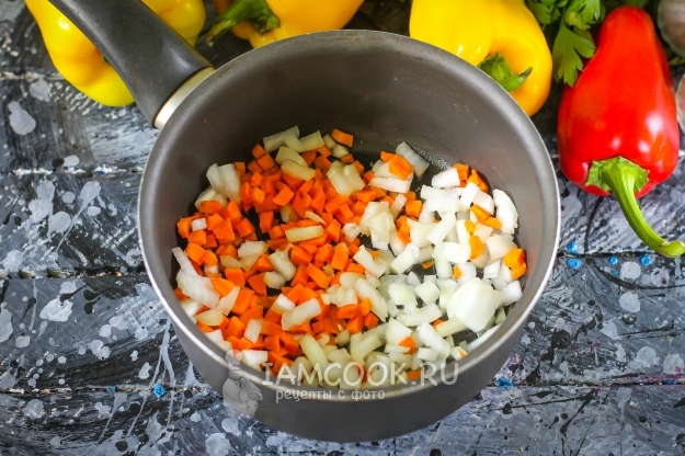 Положить в казан лук и морковь