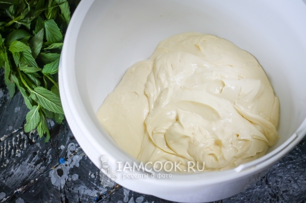 Положить сливки в миску