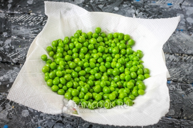 Положить горошек на салфетку