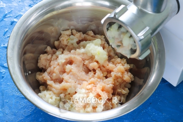 Перекрутить на мясорубке мясо и лук