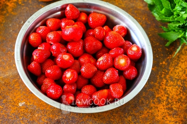 Помыть клубнику