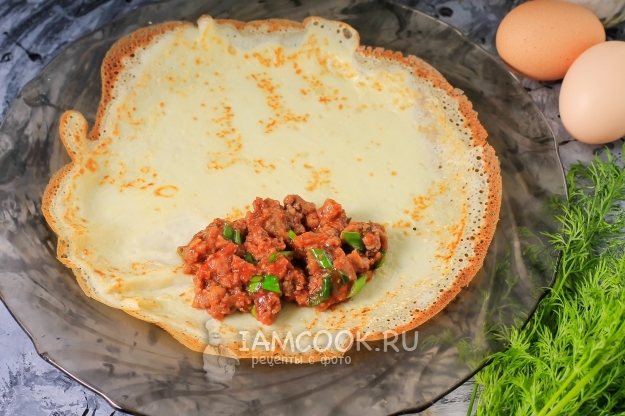 Положить на блин начинку