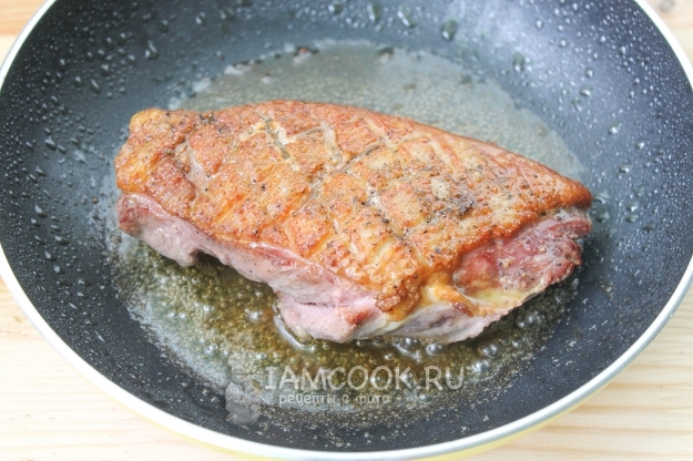 Обжарить утиную грудку