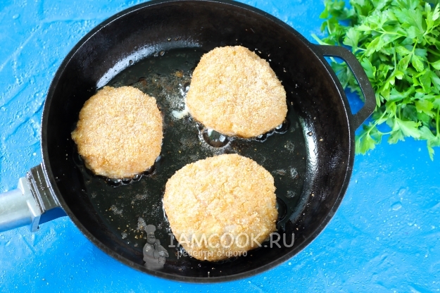 Положить котлеты на сковороду