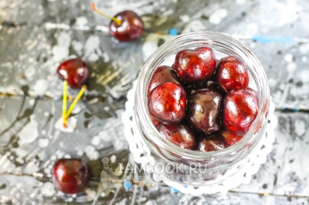 Положить черешню в банку