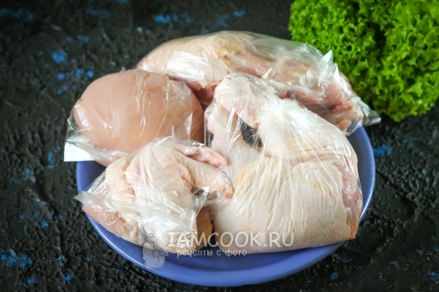 Положить куриные части в пакет