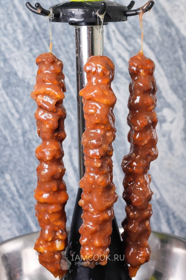 Полить орехи виноградной массой