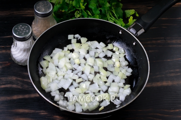 Обжарить лук