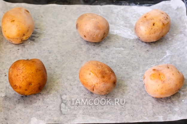 Выложить картофель на пергамент