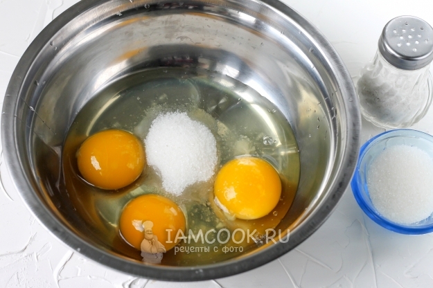 Всыпать к яйцам сахар