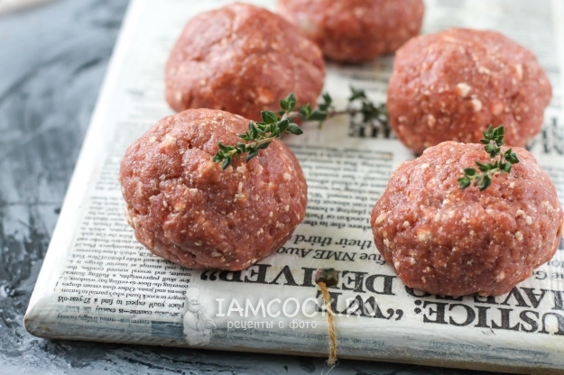 Слепить из фарша шарики