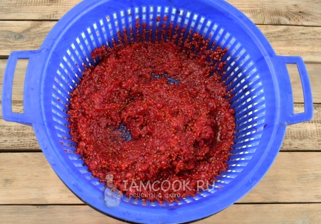 Протереть ягоды через сито