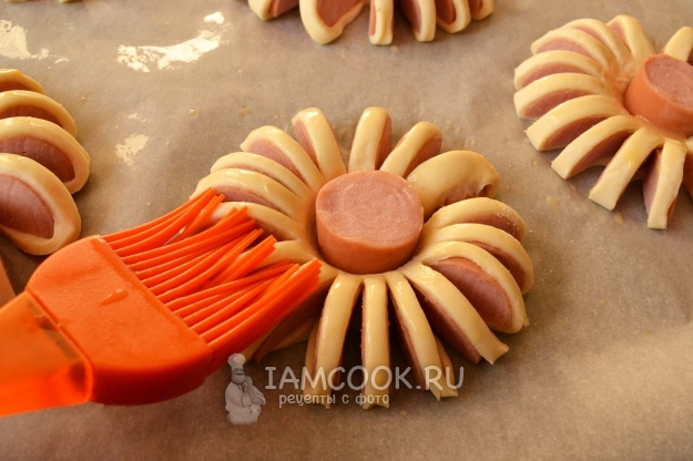 Смазать заготовки желтком