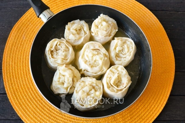 Влить в сковороду воду