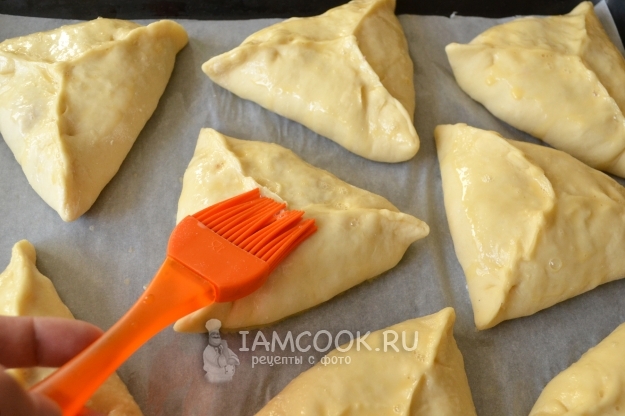 Смазать заготовки желтком