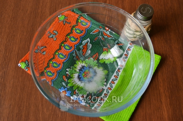 Всыпать в воду соль