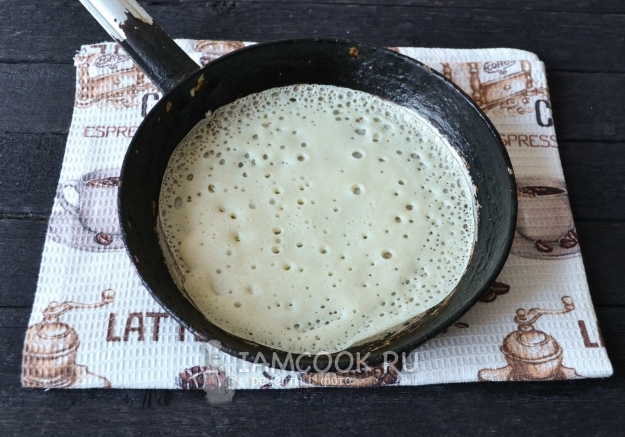 Налить тесто на сковороду