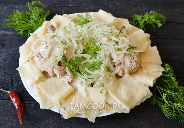 Рецепт бешбармака из целой курицы с маринованным луком