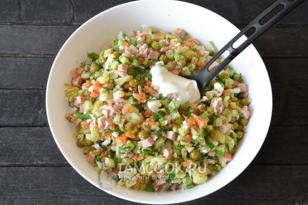 Положить майонез