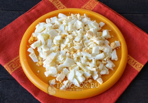 Порезать яйца