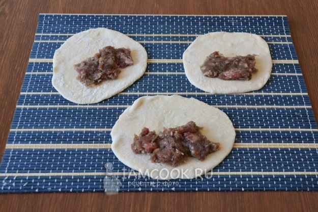 Положить на тесто фарш