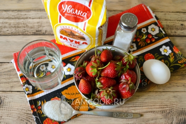 Ингредиенты для вареников с клубникой из теста на воде