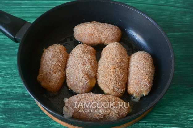 Положить заготовки на сковороду