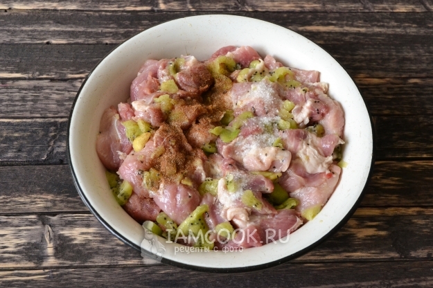 Всыпать соль и специи