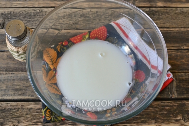 Всыпать в молоко соль