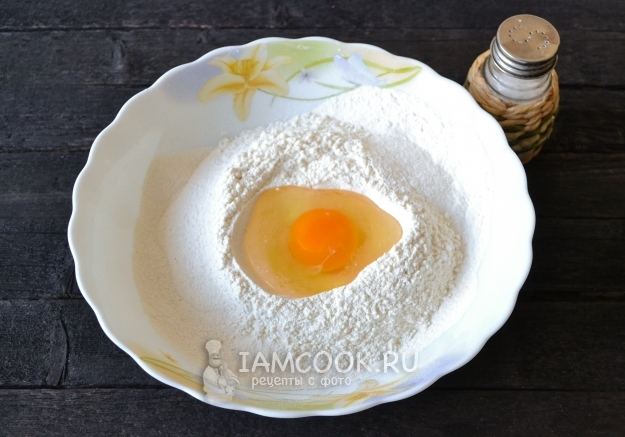 Вбить в муку яйцо