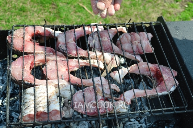 Посолить рыбу