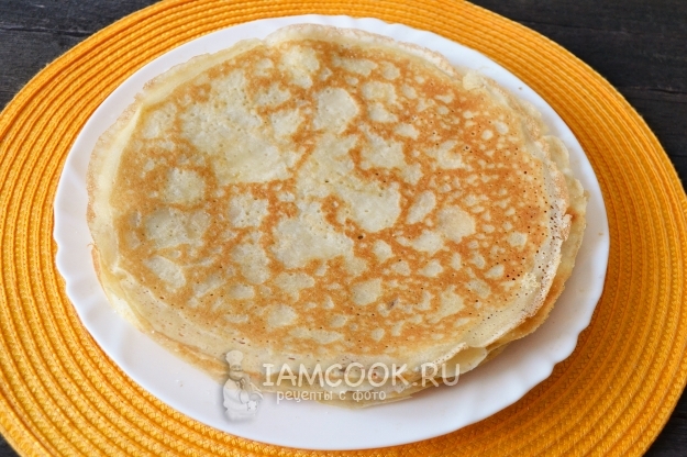 Готовые постные блинчики с начинкой из яблок с изюмом