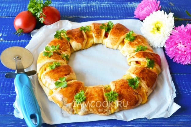 Рецепт пирога из слоеного дрожжевого теста с сыром и помидорами