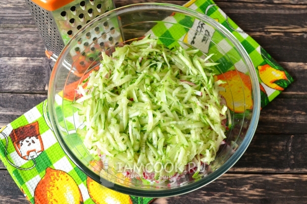 Потереть огурцы