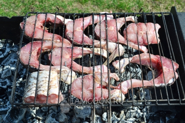 Пожарить рыбу на мангале